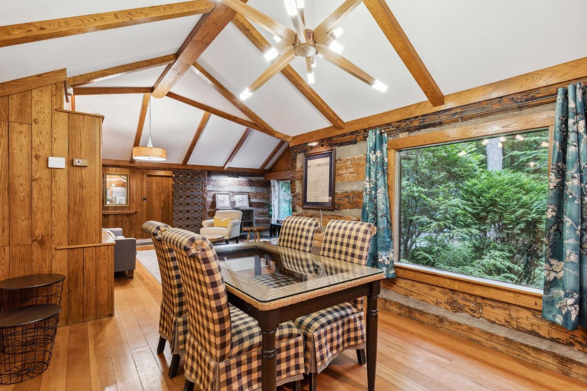 Log - Natures Oasis - Fire Pit & Gazebo Hébergement de vacances Cleveland